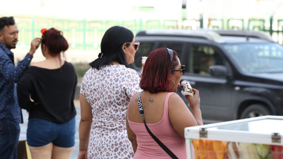 Personas consumiendo helado en Monterrey.