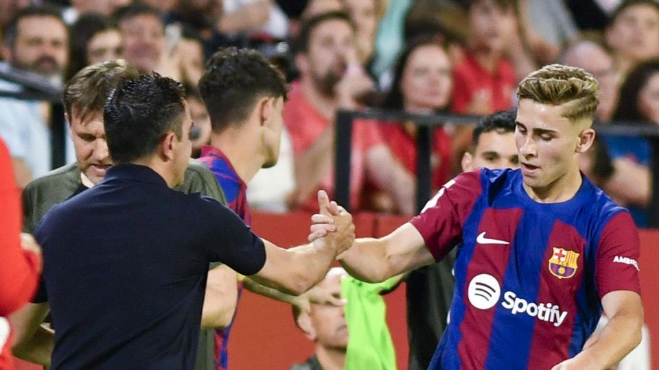 Xavi Hernández cerró su etapa como director técnico de Barcelona con una victoria por 2-1 contra Sevilla.