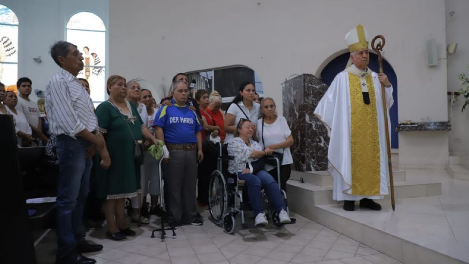 Arzobispo Rogelio Cabrera López junto a personas heridas y deudos de las víctimas en tragedia de San Pedro.