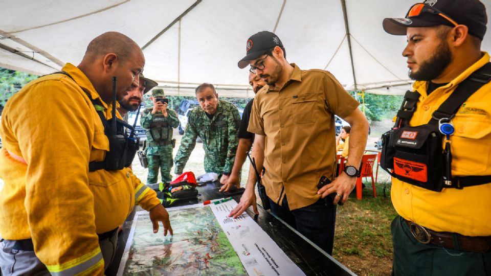 El alcalde de Santiago, David de la Peña, y personal de Protección Civil inspeccionando el avance en la sofocación del incendio en la Sierra de Santiago.