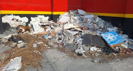 Convierten estacionamiento de antiguo negocio de pollos asados en tiradero de basura, Monterrey