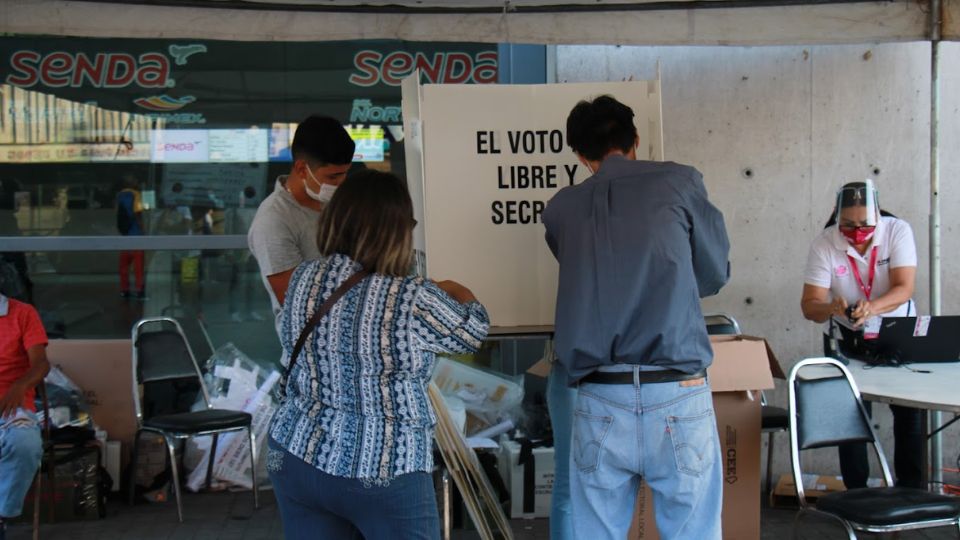 Personas votan en la Central de Autobuses