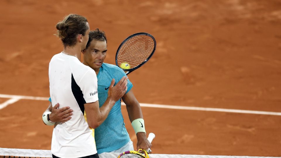 Rafael Nadal reacciona con Alexander Zverev después de perder su partido de primera ronda durante el torneo de Roland Garros.