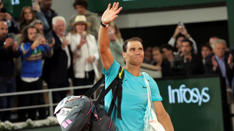 Rafael Nadal sale de la cancha de Roland Garros 2024.