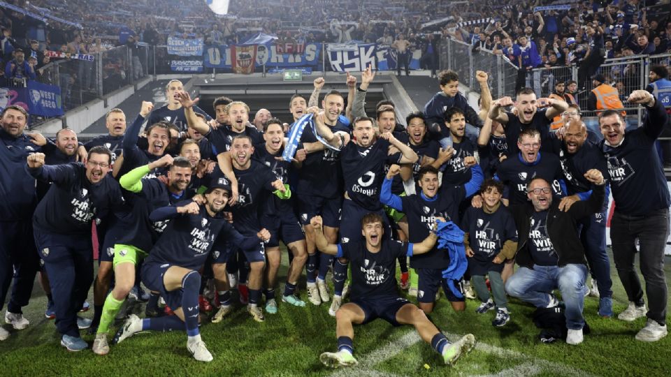 Los jugadores del Bochum celebran después de ganar el partido de vuelta de la promoción de la Bundesliga entre Fortuna Duesseldorf y VfL Bochum.