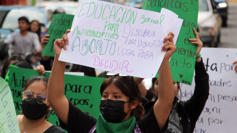 Mujeres exigiendo su derecho a decidir sobre su propio cuerpo.