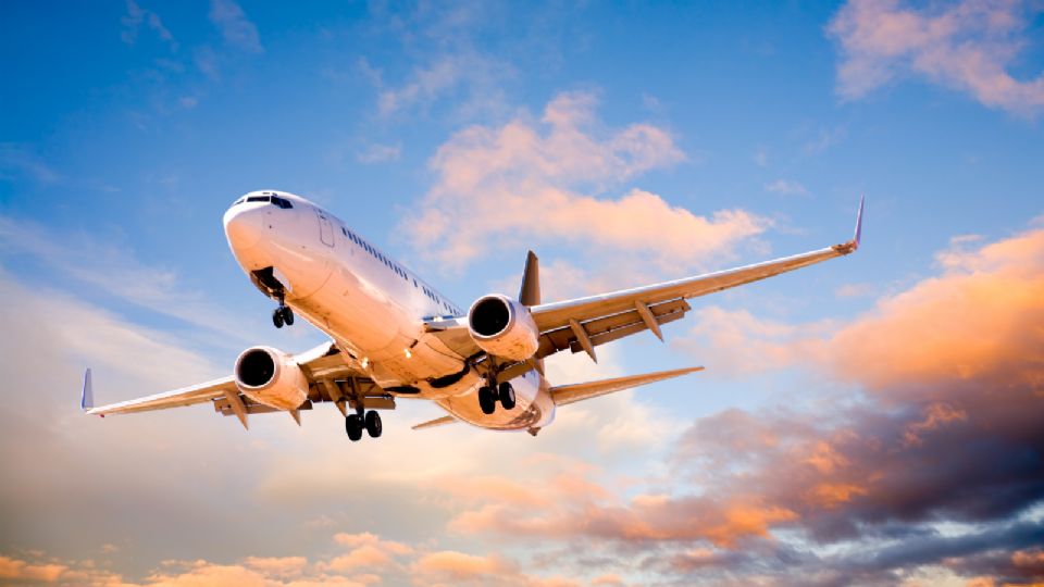 Avión en pleno vuelo.