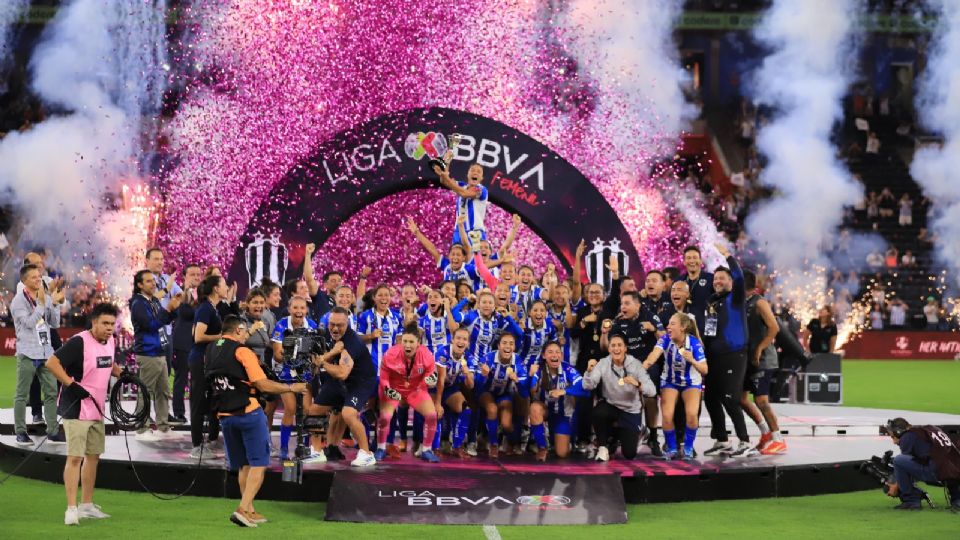 Rebeca Bernal levanta el título del Clausura 2024, mientras que las jugadoras y cuerpo técnico se unen a las celebraciones