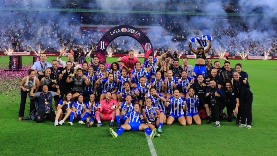 Las jugadoras de Rayadas posan ante las cámaras tras levantar el trofeo que las acredita como campeonas del Clausura 2024 de la Liga MX Femenil