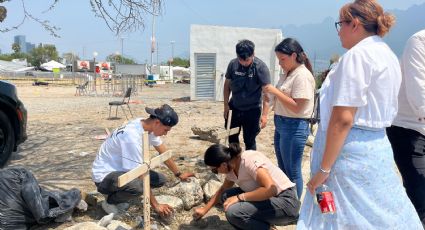 Colocan cruces de madera en honor a las víctimas de la tragedia en San Pedro