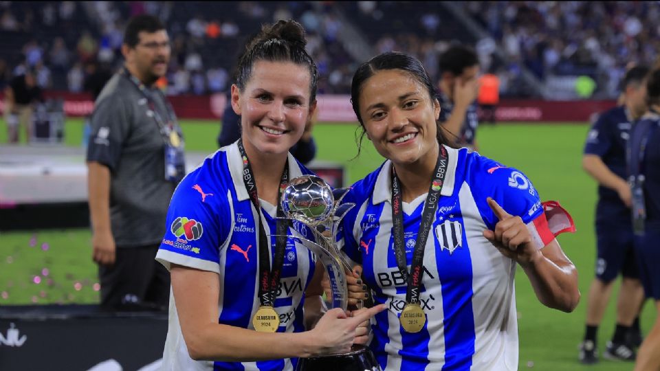 Merel van Dongen junto a Rebeca Bernal posan junto al título del Clausura 2024