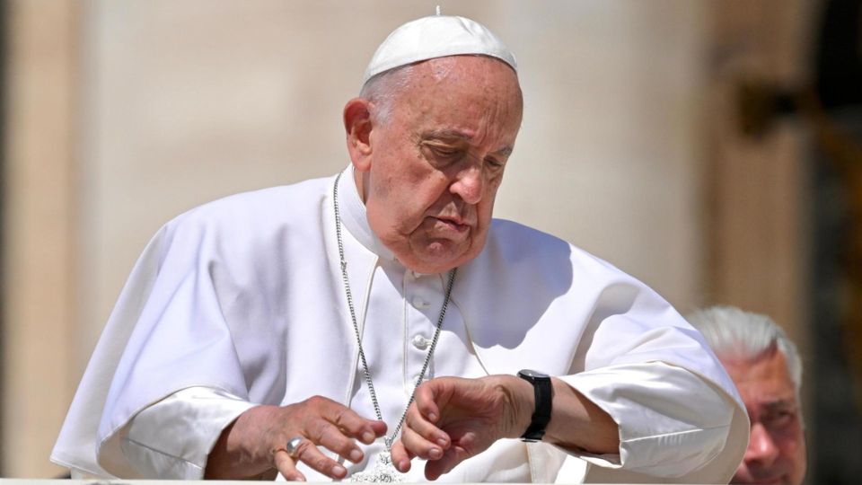 El Papa Francisco consulta su reloj durante su audiencia general semanal en la Plaza de San Pedro | EFE/EPA/Alessandro Di meo