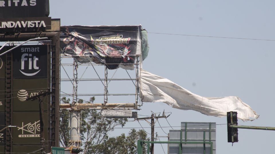 Lona se mueve ante fuerte viento en Nuevo León