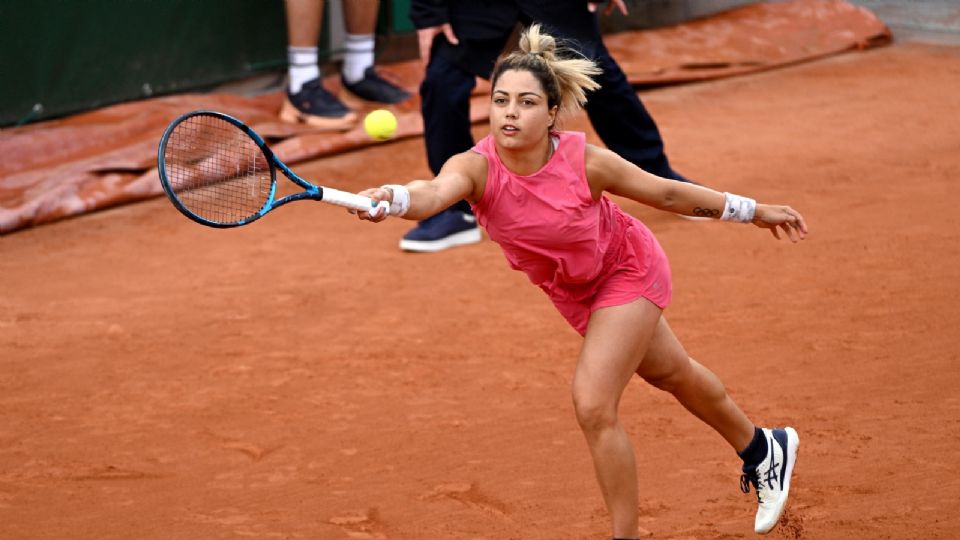 Renata Zarazua golpea de revés durante su partido de primera ronda de individuales femeninos contra Madison Keys de Estados Unidos en Roland Garros