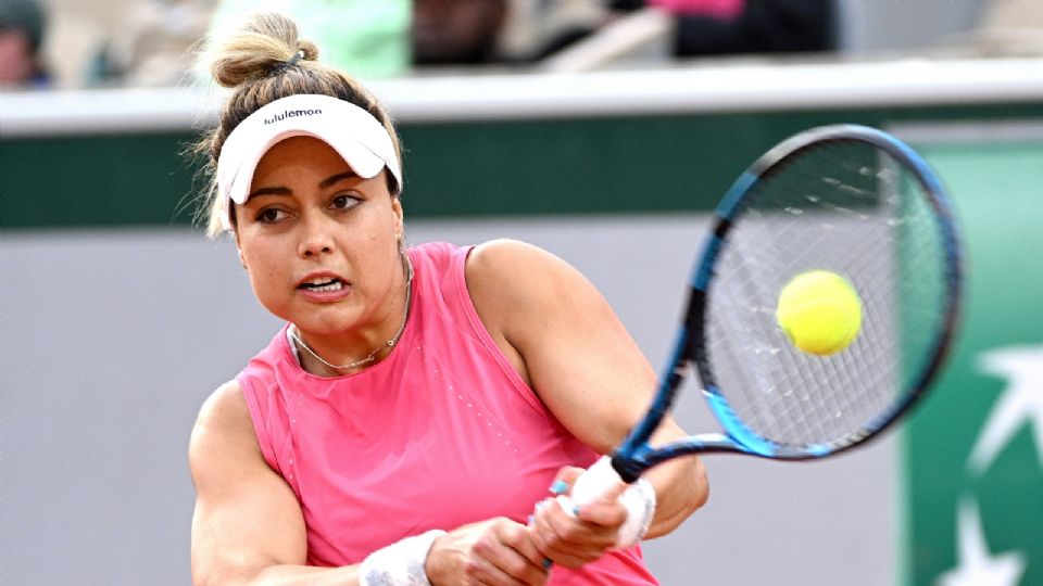 Renata Zarazua golpea de revés durante su partido de primera ronda de individuales femeninos contra Madison Keys de Estados Unidos.