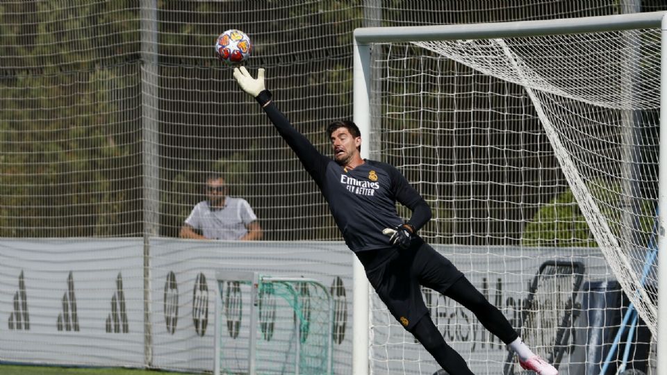 El portero belga del Real Madrid Thibaut Courtois (c) participa en un entrenamiento previo a la final de la Liga de Campeones