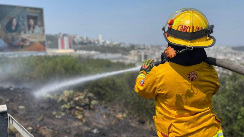 Elemento de auxilio sofocando el incendio en avenida Rogelio Cantú.