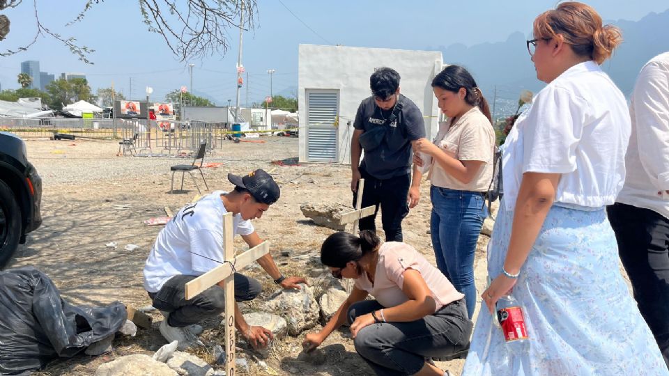 Personas en la instalación de cruces de madera.