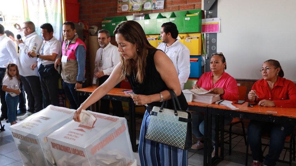 Ciudadana votando.