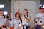 Mariana Rodríguez cierra campaña desde la Plaza Zaragoza al ritmo del corrido de Monterrey