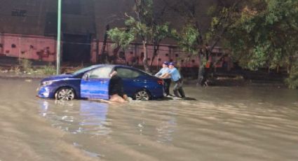 Familia varada en auto es auxiliada por policía de Monterrey durante inundaciones