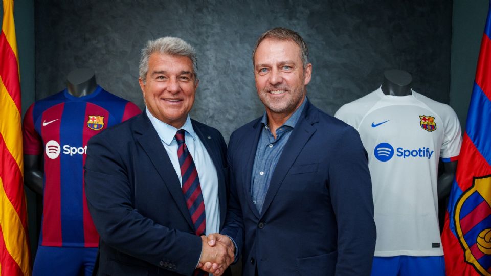 El alemán Hans-Dieter Flick (d) junto al presidente del FC Barcelona, Joan Laporta, tras firmar su contrato como nuevo entrenador del Barcelona