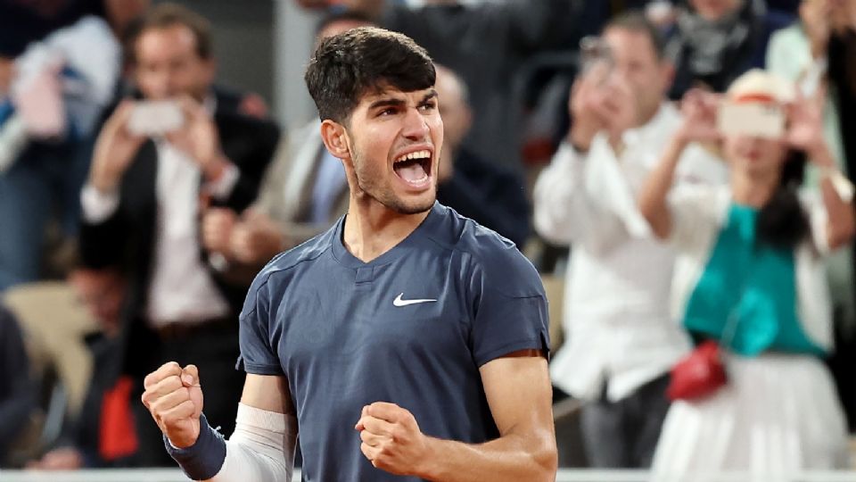 Carlos Alcaraz celebra después de ganar su partido de segunda ronda contra Jesper De Jong de los Países Bajos.