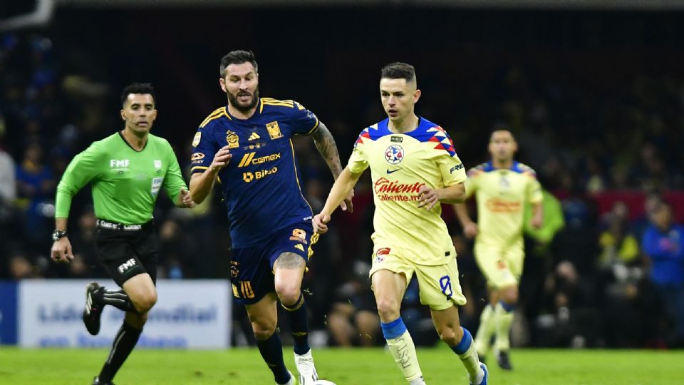 André-Pierre Gignac persigue a Alvaro Fidalgo durante un partido entre América y Tigres en el Estadio Azteca