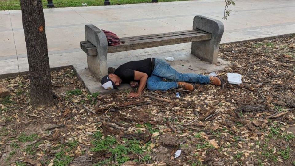 Personas ebrias en parque La Alameda.