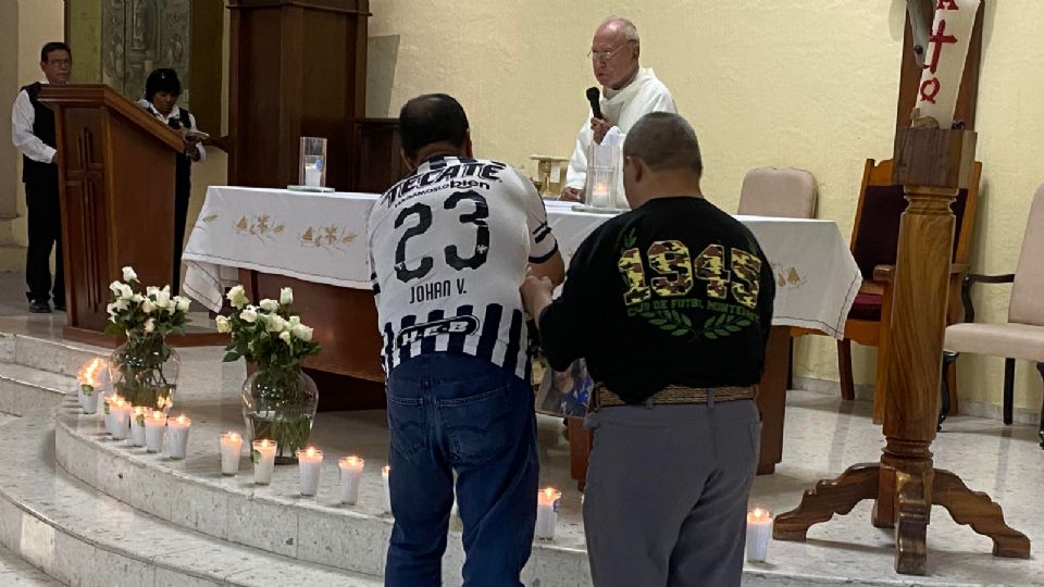 Durante la misa se colocó una ofrenda floral en memoria de las víctimas de la tragedia en San Pedro.