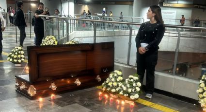 Recuerdan tragedia de la Línea 12 llevando féretro a estación Mixcoac