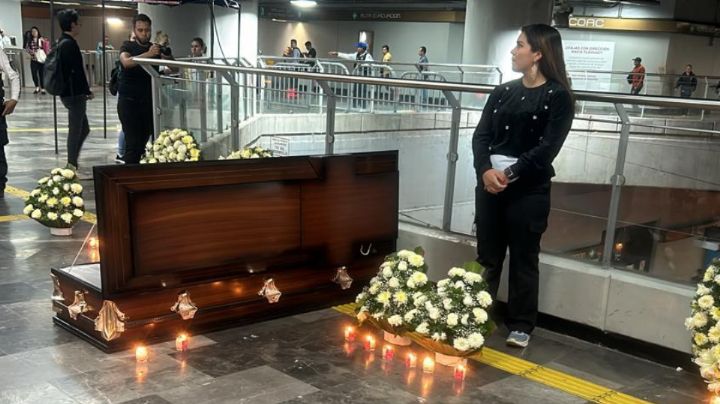 Recuerdan tragedia de la Línea 12 llevando féretro a estación Mixcoac