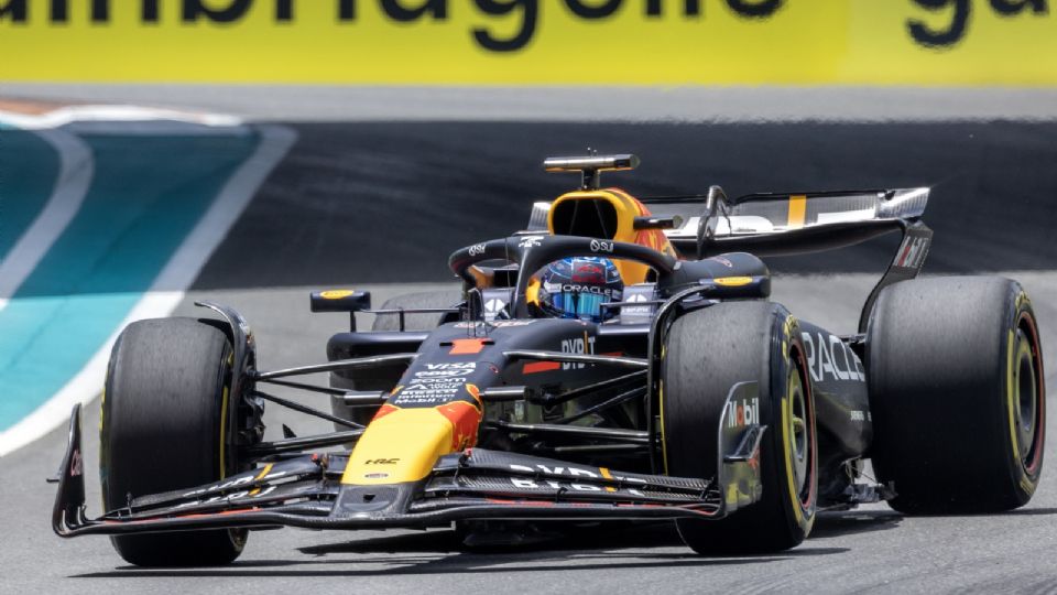 El piloto de Red Bull Racing, Max Verstappen, en acción durante una sesión de práctica antes del Gran Premio de Fórmula Uno de Miami 2024.