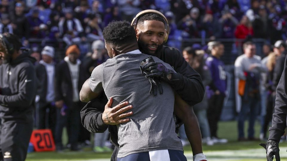 Odell Beckham Jr. abraza a Tyreek Hill previo a un partido entre Baltimore y Miami durante la temporada 2023