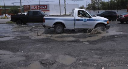 Por lluvias, baches y aguas negras ponen a sufrir a automovilistas en Guadalupe