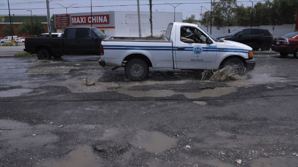 Baches y encharcamientos de aguas negras en avenida Guadalajara.