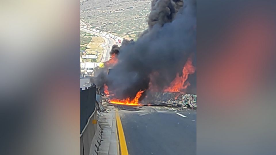 Tras el accidente el tráiler quedó envuelto en llamas.