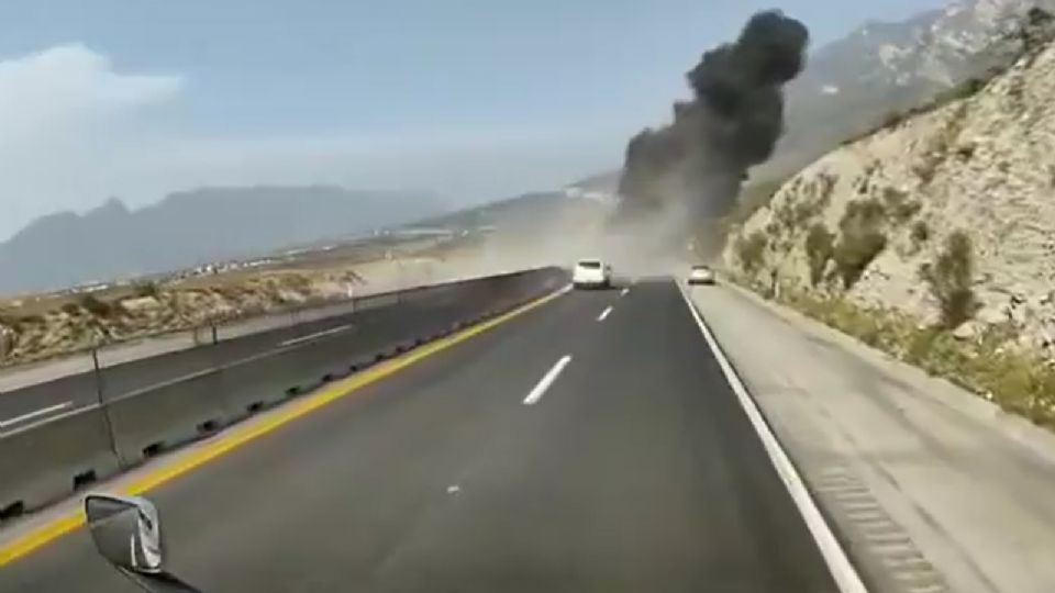 Tras el choque, tuvo lugar un incendio entre los dos tractocamiones.