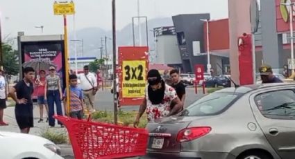 Vecinos sin luz bloquean avenida Lázaro Cárdenas en Monterrey