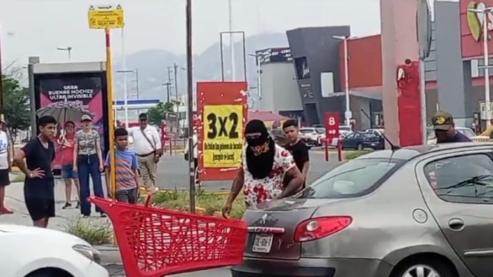 Bloquean Lázaro Cárdenas por falta de luz | Facebook / Vecinos Atentos MTY SUR