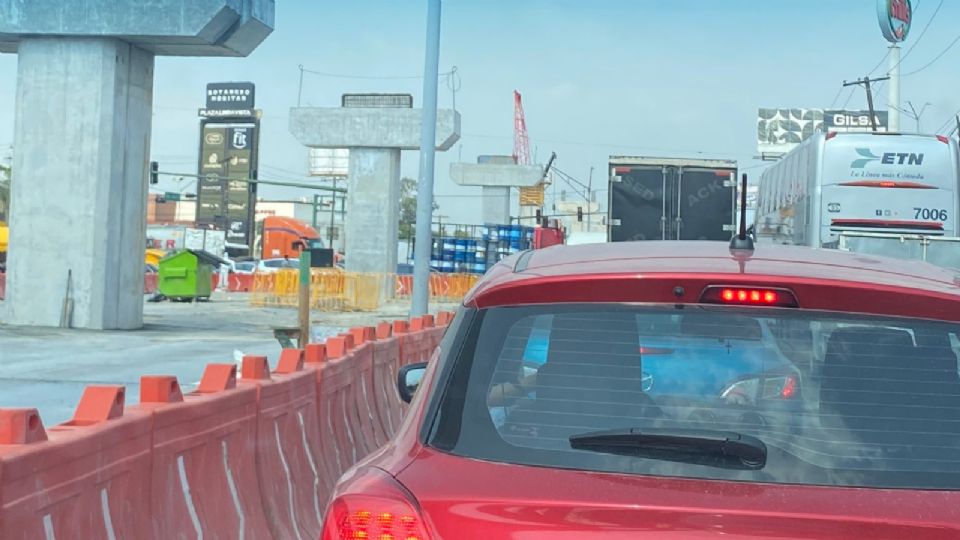 Congestionamiento vial en el crucero de las avenidas Churubusco y Miguel Alemán, Monterrey.