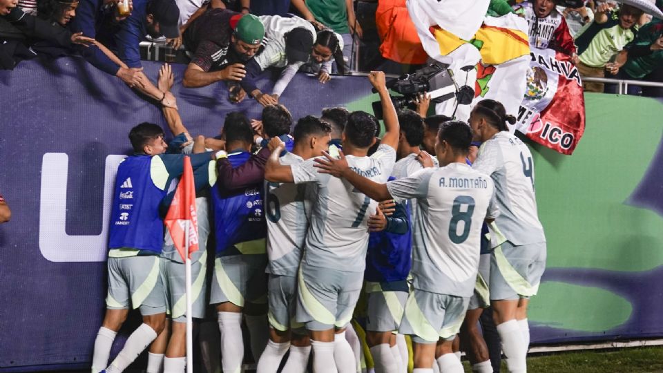 Los jugadores de la Selección Mexicana celebran la anotación de Efraín Álvarez