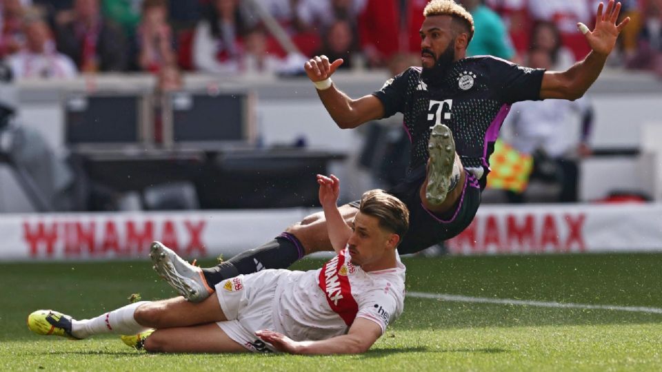 Eric Maxim Choupo-Moting disputando el balón ante el Stuttgart.