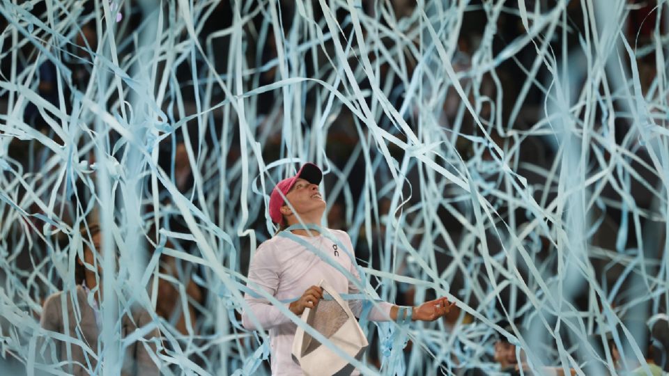 La polaca Iga Swiatek celebra su victoria ante la bielorrusa Aryna Sabalenka en la final individual femenina del Mutua Madrid Open