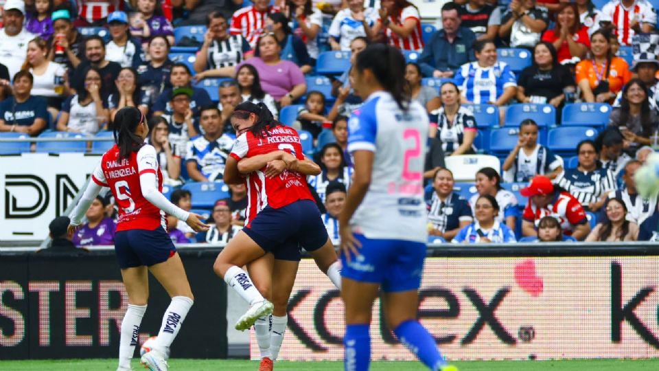 Jaqueline Rodríguez celebra su anotación frente a Rayadas en el Estadio BBVA