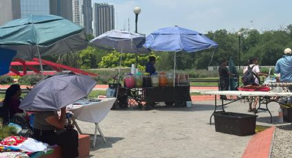 Pese al calor, vendedores de aguas frescas en la Macroplaza sufren de bajas ventas