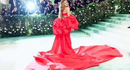 Sonriente y con un pequeño tropezón, así fue el debut de Shakira en la Met Gala