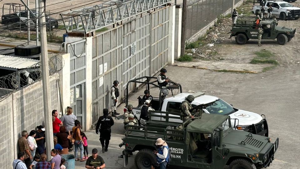 Elementos del Ejército a las afueras del Penal