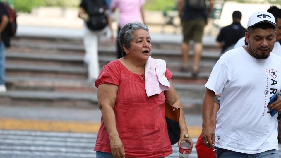 Personas sufren los estragos de las altas temperaturas en Monterrey.