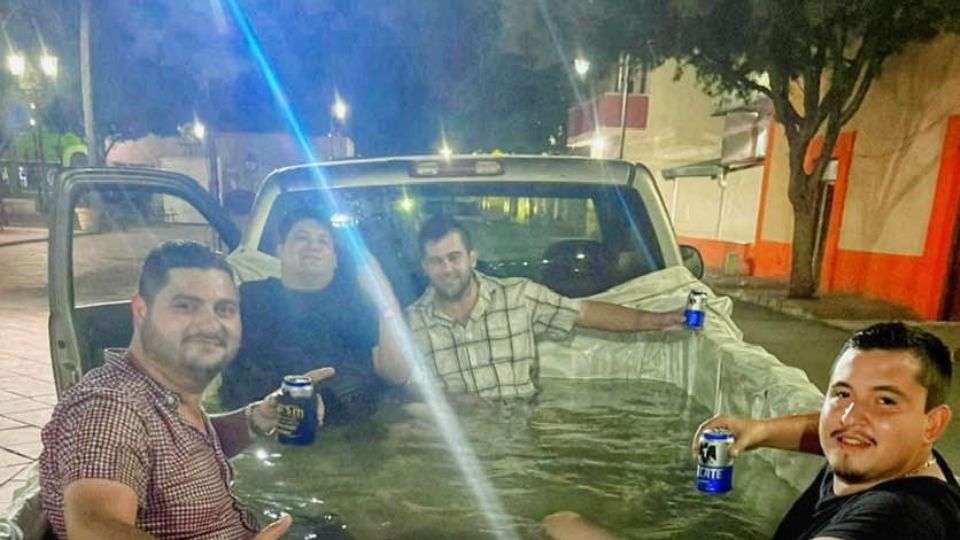 Jóvenes disfrutan de su alberca móvil en General Terán, Nuevo León
